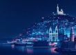 Vue stylisee du port de Marseille de nuit, quartiers relies par un reseau de points lumineux evoquant l'intelligence artificielle